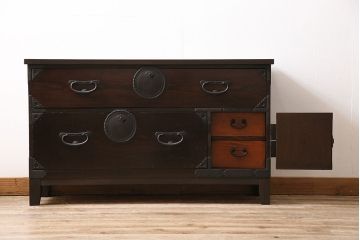 アンティーク仙台箪笥をリペア&カスタム!奥行きをリサイズ。引き出しの底板を張り替え。天板と木製脚を取り付け。1トーン落ち着いた色味に着色し仕上げ。(収納箪笥、衣装箪笥、引き出し、リビングボード)