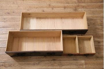アンティーク仙台箪笥をリペア&カスタム!奥行きをリサイズ。引き出しの底板を張り替え。天板と木製脚を取り付け。1トーン落ち着いた色味に着色し仕上げ。(収納箪笥、衣装箪笥、引き出し、リビングボード)