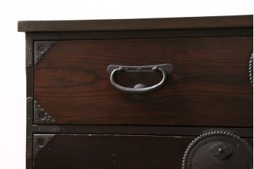 アンティーク仙台箪笥をリペア&カスタム!奥行きをリサイズ。引き出しの底板を張り替え。天板と木製脚を取り付け。1トーン落ち着いた色味に着色し仕上げ。(収納箪笥、衣装箪笥、引き出し、リビングボード)