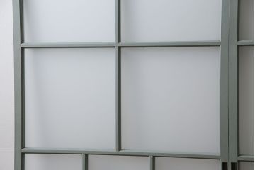 昭和中期のガラス戸2枚をリペア&カスタム!設置場所に合わせてリサイズ。戸車、取っ手を取り付け。淡い青緑のエイジング塗装で仕上げ。(引き戸、建具)