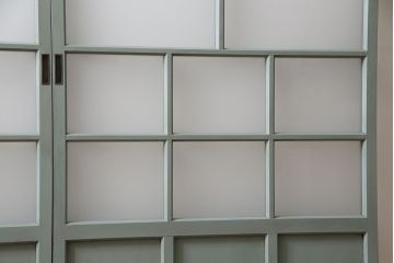 昭和中期のガラス戸2枚をリペア&カスタム!設置場所に合わせてリサイズ。戸車、取っ手を取り付け。淡い青緑のエイジング塗装で仕上げ。(引き戸、建具)