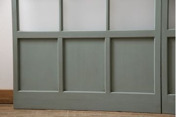 昭和中期のガラス戸2枚をリペア&カスタム!設置場所に合わせてリサイズ。戸車、取っ手を取り付け。淡い青緑のエイジング塗装で仕上げ。(引き戸、建具)