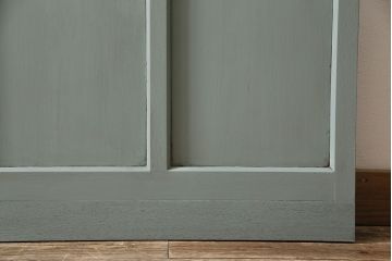 昭和中期のガラス戸2枚をリペア&カスタム!設置場所に合わせてリサイズ。戸車、取っ手を取り付け。淡い青緑のエイジング塗装で仕上げ。(引き戸、建具)