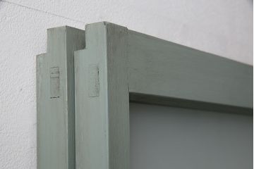 昭和中期のガラス戸2枚をリペア&カスタム!設置場所に合わせてリサイズ。戸車、取っ手を取り付け。淡い青緑のエイジング塗装で仕上げ。(引き戸、建具)