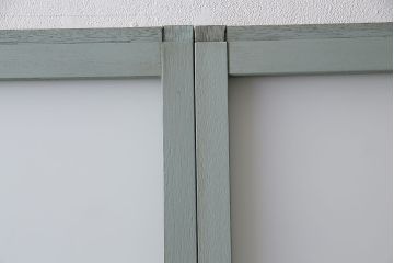 昭和中期のガラス戸2枚をリペア&カスタム!設置場所に合わせてリサイズ。戸車、取っ手を取り付け。淡い青緑のエイジング塗装で仕上げ。(引き戸、建具)