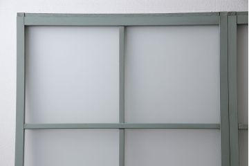 昭和中期のガラス戸2枚をリペア&カスタム!設置場所に合わせてリサイズ。戸車、取っ手を取り付け。淡い青緑のエイジング塗装で仕上げ。(引き戸、建具)