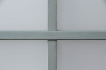昭和中期のガラス戸2枚をリペア&カスタム!設置場所に合わせてリサイズ。戸車、取っ手を取り付け。淡い青緑のエイジング塗装で仕上げ。(引き戸、建具)