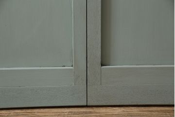 昭和中期のガラス戸2枚をリペア&カスタム!設置場所に合わせてリサイズ。戸車、取っ手を取り付け。淡い青緑のエイジング塗装で仕上げ。(引き戸、建具)