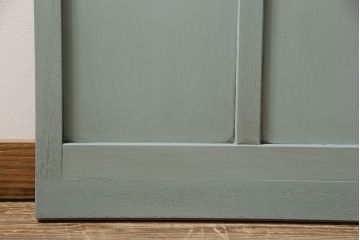 昭和中期のガラス戸2枚をリペア&カスタム!設置場所に合わせてリサイズ。戸車、取っ手を取り付け。淡い青緑のエイジング塗装で仕上げ。(引き戸、建具)