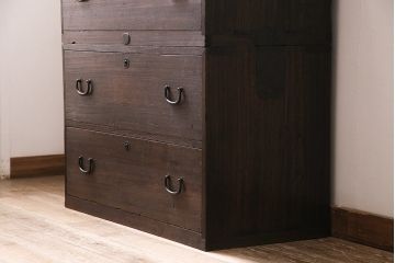 重ね箪笥の見た目を変えずに綺麗にリペア!傷んだ木部の補修。可動部の調整。天板の補強。現状に近しい色味に着色し仕上げ。(衣装箪笥、収納箪笥、引き出し)