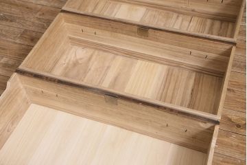 重ね箪笥の見た目を変えずに綺麗にリペア!傷んだ木部の補修。可動部の調整。天板の補強。現状に近しい色味に着色し仕上げ。(衣装箪笥、収納箪笥、引き出し)