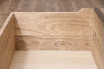 重ね箪笥の見た目を変えずに綺麗にリペア!傷んだ木部の補修。可動部の調整。天板の補強。現状に近しい色味に着色し仕上げ。(衣装箪笥、収納箪笥、引き出し)