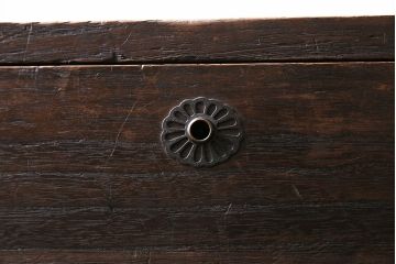 重ね箪笥の見た目を変えずに綺麗にリペア!傷んだ木部の補修。可動部の調整。天板の補強。現状に近しい色味に着色し仕上げ。(衣装箪笥、収納箪笥、引き出し)