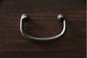 重ね箪笥の見た目を変えずに綺麗にリペア!傷んだ木部の補修。可動部の調整。天板の補強。現状に近しい色味に着色し仕上げ。(衣装箪笥、収納箪笥、引き出し)
