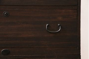 重ね箪笥の見た目を変えずに綺麗にリペア!傷んだ木部の補修。可動部の調整。天板の補強。現状に近しい色味に着色し仕上げ。(衣装箪笥、収納箪笥、引き出し)