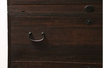 重ね箪笥の見た目を変えずに綺麗にリペア!傷んだ木部の補修。可動部の調整。天板の補強。現状に近しい色味に着色し仕上げ。(衣装箪笥、収納箪笥、引き出し)