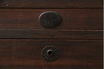 重ね箪笥の見た目を変えずに綺麗にリペア!傷んだ木部の補修。可動部の調整。天板の補強。現状に近しい色味に着色し仕上げ。(衣装箪笥、収納箪笥、引き出し)