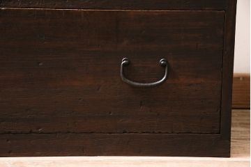 重ね箪笥の見た目を変えずに綺麗にリペア!傷んだ木部の補修。可動部の調整。天板の補強。現状に近しい色味に着色し仕上げ。(衣装箪笥、収納箪笥、引き出し)