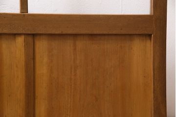 組子入りガラス戸をリペア&カスタム!設置場所に合わせてリサイズ。引手の移設。戸車を取り付け。1トーン落ち着いた色味に着色し仕上げ。(引き戸、建具)