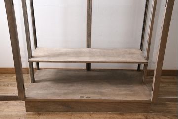 大型ガラスケースをリペア&カスタム!ストリップド(剥離)加工。ハンガーポールを可動式に変更。(ショーケース、陳列棚)