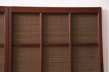 御簾戸4枚をリペア&カスタム!上下に分割し8枚にリメイク。引き手を取り付け。すだれ以外の部分を赤味がかった茶色で着色し仕上げ。(建具、簾戸、簀戸、葭戸、夏戸、すど)