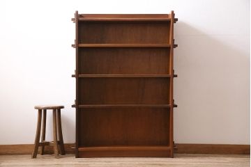 昭和中期の本棚の見た目を変えずに綺麗にリペア!クリーニング、ささくれ等の補修。赤味がかった茶色で着色し仕上げ。(オープンシェルフ、シェルフ)
