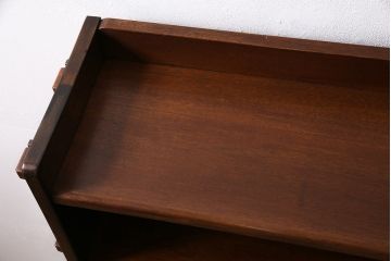 昭和中期の本棚の見た目を変えずに綺麗にリペア!クリーニング、ささくれ等の補修。赤味がかった茶色で着色し仕上げ。(オープンシェルフ、シェルフ)