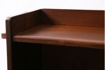 昭和中期の本棚の見た目を変えずに綺麗にリペア!クリーニング、ささくれ等の補修。赤味がかった茶色で着色し仕上げ。(オープンシェルフ、シェルフ)