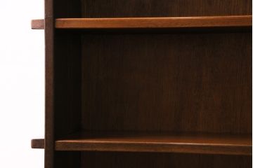 昭和中期の本棚の見た目を変えずに綺麗にリペア!クリーニング、ささくれ等の補修。赤味がかった茶色で着色し仕上げ。(オープンシェルフ、シェルフ)