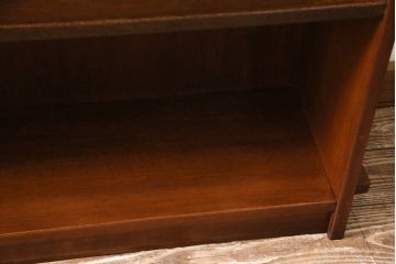 昭和中期の本棚の見た目を変えずに綺麗にリペア!クリーニング、ささくれ等の補修。赤味がかった茶色で着色し仕上げ。(オープンシェルフ、シェルフ)