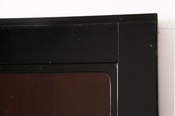 漆塗りの帯戸2枚をリペア&カスタム!設置場所に合わせてリサイズ。新材は漆塗りを再現して仕上げ。戸車を取り付け。(引き戸、建具)