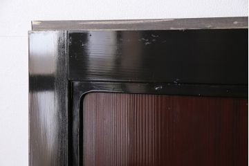 漆塗りの帯戸2枚をリペア&カスタム!設置場所に合わせてリサイズ。新材は漆塗りを再現して仕上げ。戸車を取り付け。(引き戸、建具)