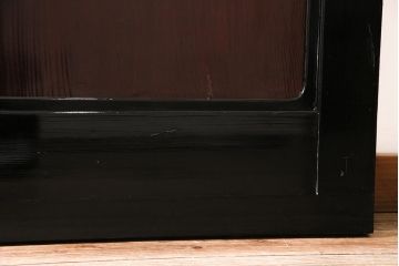 漆塗りの帯戸2枚をリペア&カスタム!設置場所に合わせてリサイズ。新材は漆塗りを再現して仕上げ。戸車を取り付け。(引き戸、建具)