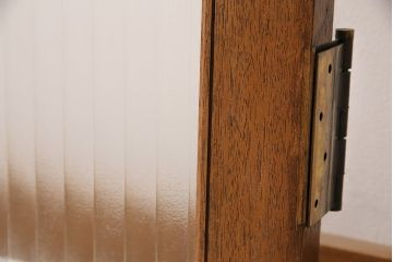 ガラス扉をリペア&カスタム!設置場所に合わせてリサイズ。上部のガラスのみクリアガラスへ入れ替え。鍵の取り付け。(ガラスドア、建具)