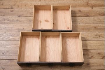 近江水屋箪笥の上段の見た目を変えずに綺麗にリペア!天板の補強。引き出し底板の張り替え。現状に近しい色味に着色し、ワックス仕上げ。(収納棚、食器棚、サイドボード、キャビネット)