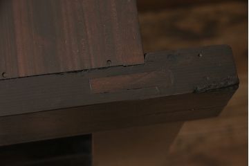 近江水屋箪笥の上段の見た目を変えずに綺麗にリペア!天板の補強。引き出し底板の張り替え。現状に近しい色味に着色し、ワックス仕上げ。(収納棚、食器棚、サイドボード、キャビネット)