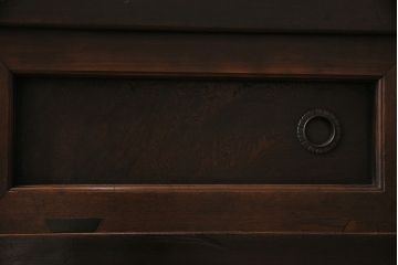 近江水屋箪笥の上段の見た目を変えずに綺麗にリペア!天板の補強。引き出し底板の張り替え。現状に近しい色味に着色し、ワックス仕上げ。(収納棚、食器棚、サイドボード、キャビネット)