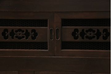 近江水屋箪笥の上段の見た目を変えずに綺麗にリペア!天板の補強。引き出し底板の張り替え。現状に近しい色味に着色し、ワックス仕上げ。(収納棚、食器棚、サイドボード、キャビネット)