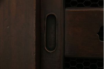 近江水屋箪笥の上段の見た目を変えずに綺麗にリペア!天板の補強。引き出し底板の張り替え。現状に近しい色味に着色し、ワックス仕上げ。(収納棚、食器棚、サイドボード、キャビネット)