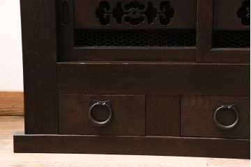 近江水屋箪笥の上段の見た目を変えずに綺麗にリペア!天板の補強。引き出し底板の張り替え。現状に近しい色味に着色し、ワックス仕上げ。(収納棚、食器棚、サイドボード、キャビネット)