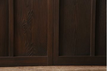 ガラス戸3枚をリペア&カスタム!クリアガラス、赤の色ガラス、すりガラス、花菱模様ガラスを組み入れ。引き手、戸車を取り付け。ウォルナットで着色し仕上げ。(引き戸、建具)