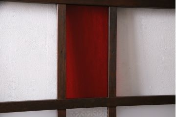 ガラス戸3枚をリペア&カスタム!クリアガラス、赤の色ガラス、すりガラス、花菱模様ガラスを組み入れ。引き手、戸車を取り付け。ウォルナットで着色し仕上げ。(引き戸、建具)