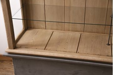 特大ガラスケースをリペア&カスタム!ストリップド(剥離)加工。棚板をガラス製へ変更。モルタルで土台を製作。(ショーケース、陳列棚)
