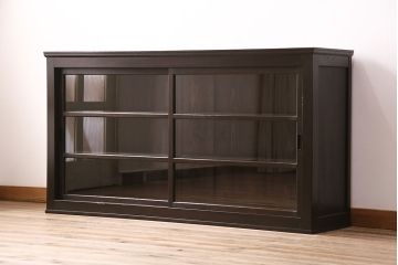 昭和初期の戸棚の見た目を変えずに綺麗にリペア!傷んだ木部の交換。建具はクリアガラスへ入れ替え。黒に近い茶色で着色し仕上げ。(収納棚、飾り棚、サイドボード)