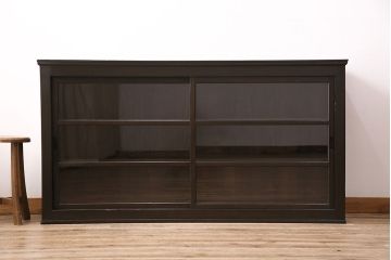 昭和初期の戸棚の見た目を変えずに綺麗にリペア!傷んだ木部の交換。建具はクリアガラスへ入れ替え。黒に近い茶色で着色し仕上げ。(収納棚、飾り棚、サイドボード)