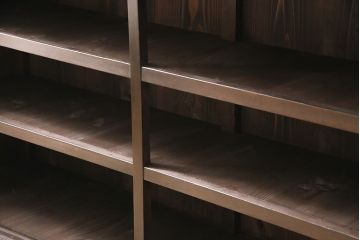 昭和初期の戸棚の見た目を変えずに綺麗にリペア!傷んだ木部の交換。建具はクリアガラスへ入れ替え。黒に近い茶色で着色し仕上げ。(収納棚、飾り棚、サイドボード)