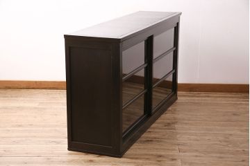 昭和初期の戸棚の見た目を変えずに綺麗にリペア!傷んだ木部の交換。建具はクリアガラスへ入れ替え。黒に近い茶色で着色し仕上げ。(収納棚、飾り棚、サイドボード)