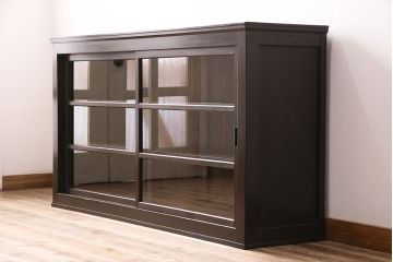 昭和初期の戸棚の見た目を変えずに綺麗にリペア!傷んだ木部の交換。建具はクリアガラスへ入れ替え。黒に近い茶色で着色し仕上げ。(収納棚、飾り棚、サイドボード)