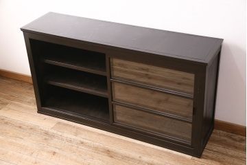 昭和初期の戸棚の見た目を変えずに綺麗にリペア!傷んだ木部の交換。建具はクリアガラスへ入れ替え。黒に近い茶色で着色し仕上げ。(収納棚、飾り棚、サイドボード)