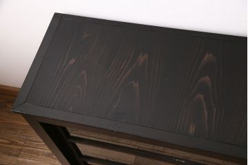 昭和初期の戸棚の見た目を変えずに綺麗にリペア!傷んだ木部の交換。建具はクリアガラスへ入れ替え。黒に近い茶色で着色し仕上げ。(収納棚、飾り棚、サイドボード)